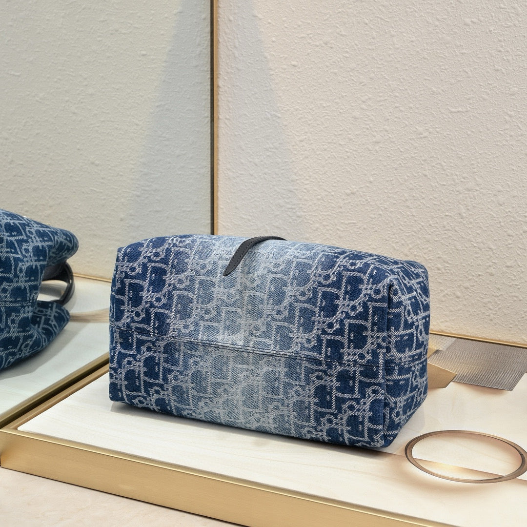 Toujours Travel Bag: Luxury Meets Functionality