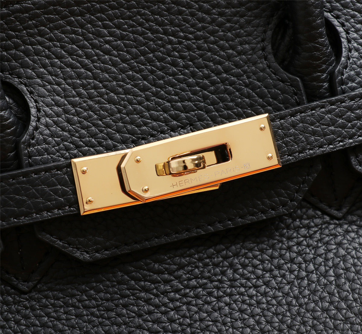 Elegant Togo-Textured Leather Handbag – Premium Craftsmanship