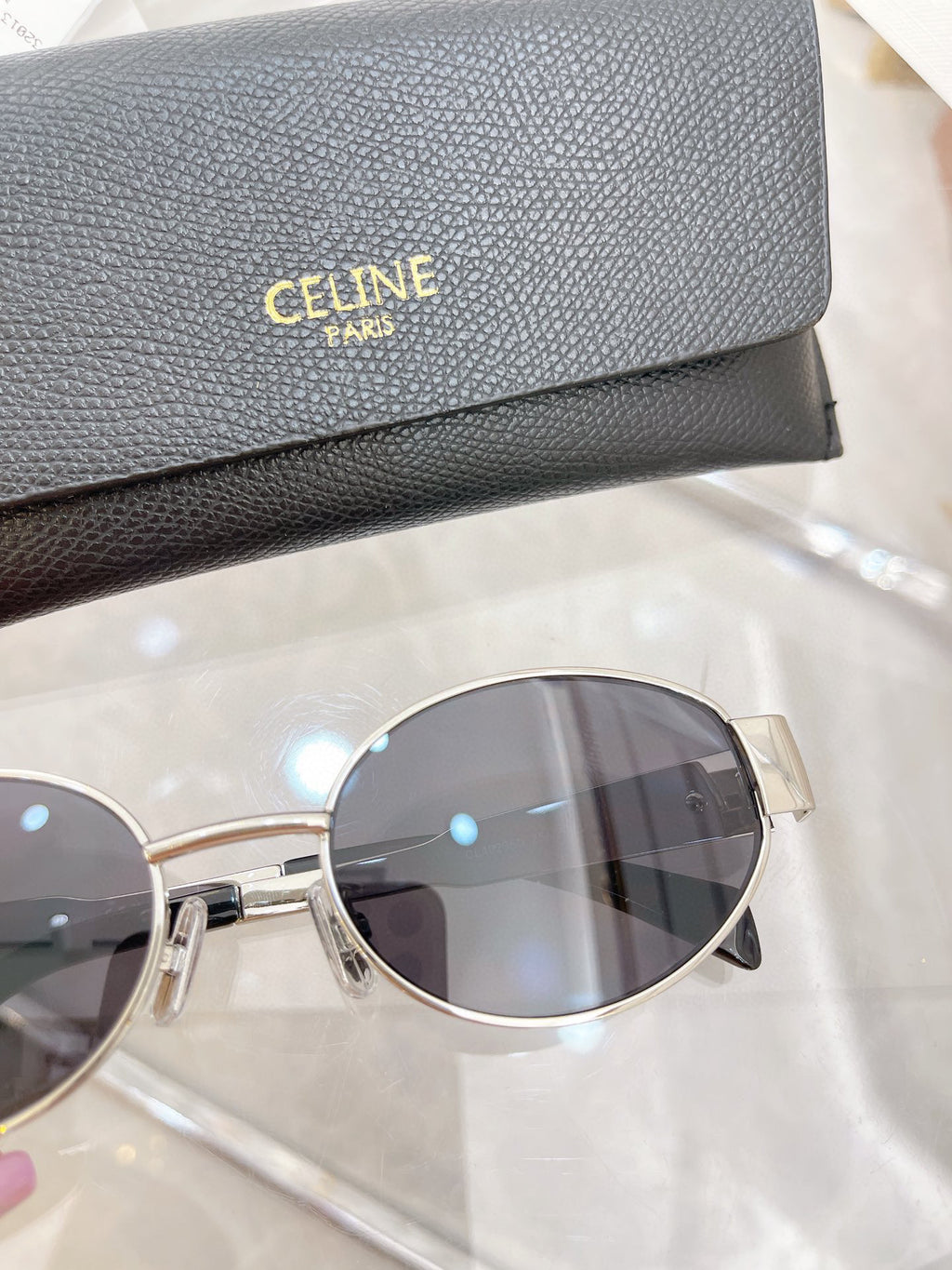 Stylish Sunglasses – Model CL40235U 🕶️