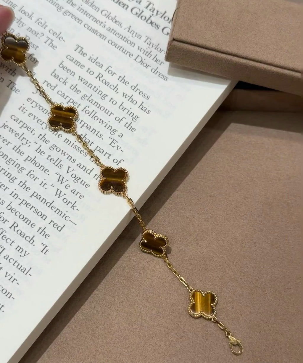 VC-Shaped Carnelian Five-Petal Bracelet