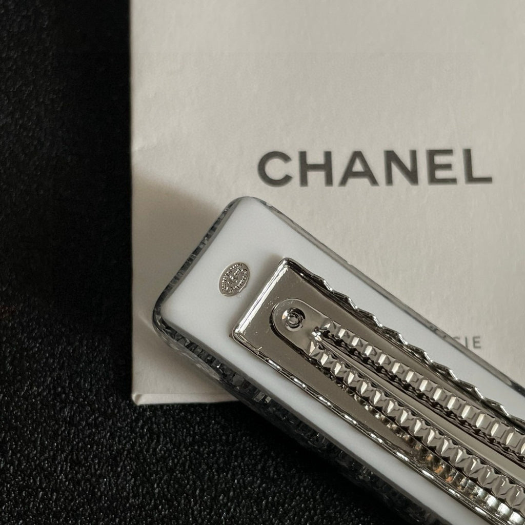 Elegant Double C Hair Clip – Timeless Accent