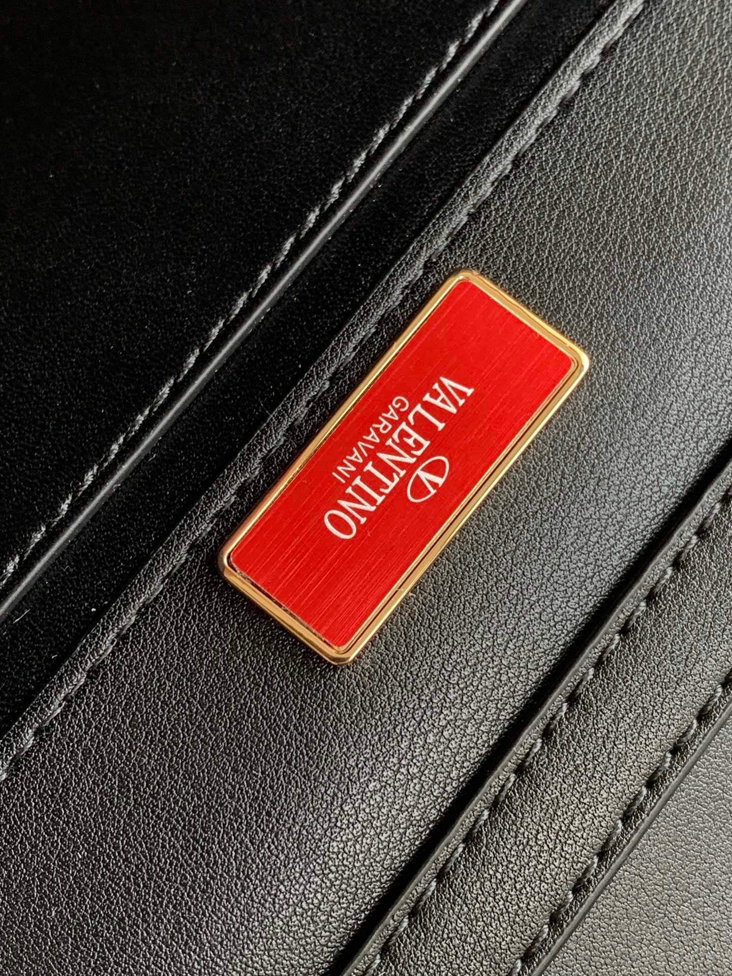 💎 V Signature Locò Crystal Mini Bag