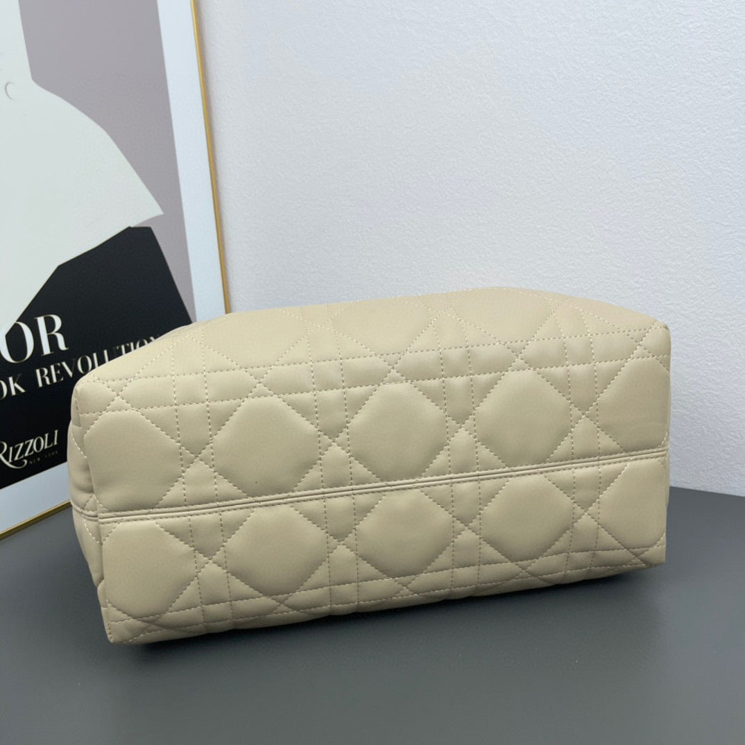 D Travel in Style with the Toujours Bag