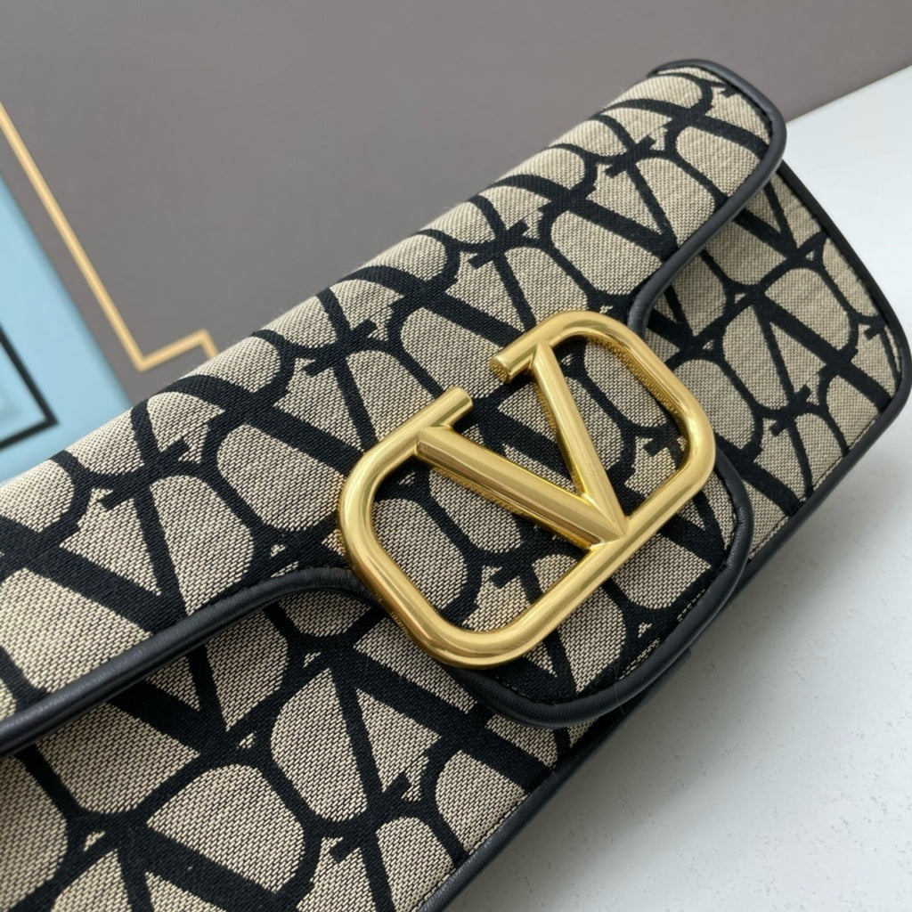 💗 V Signature Locò Calfskin Bag — Large