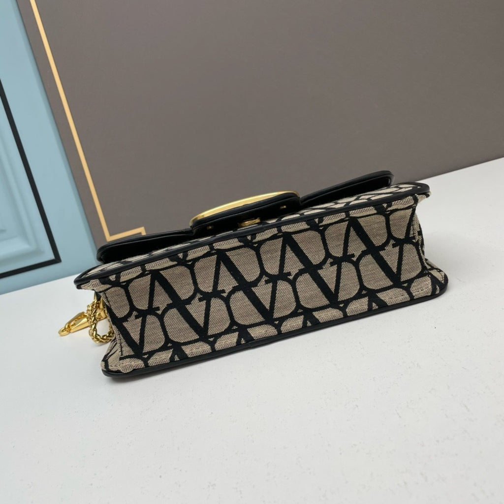 💗 V Signature Locò Calfskin Bag — Large