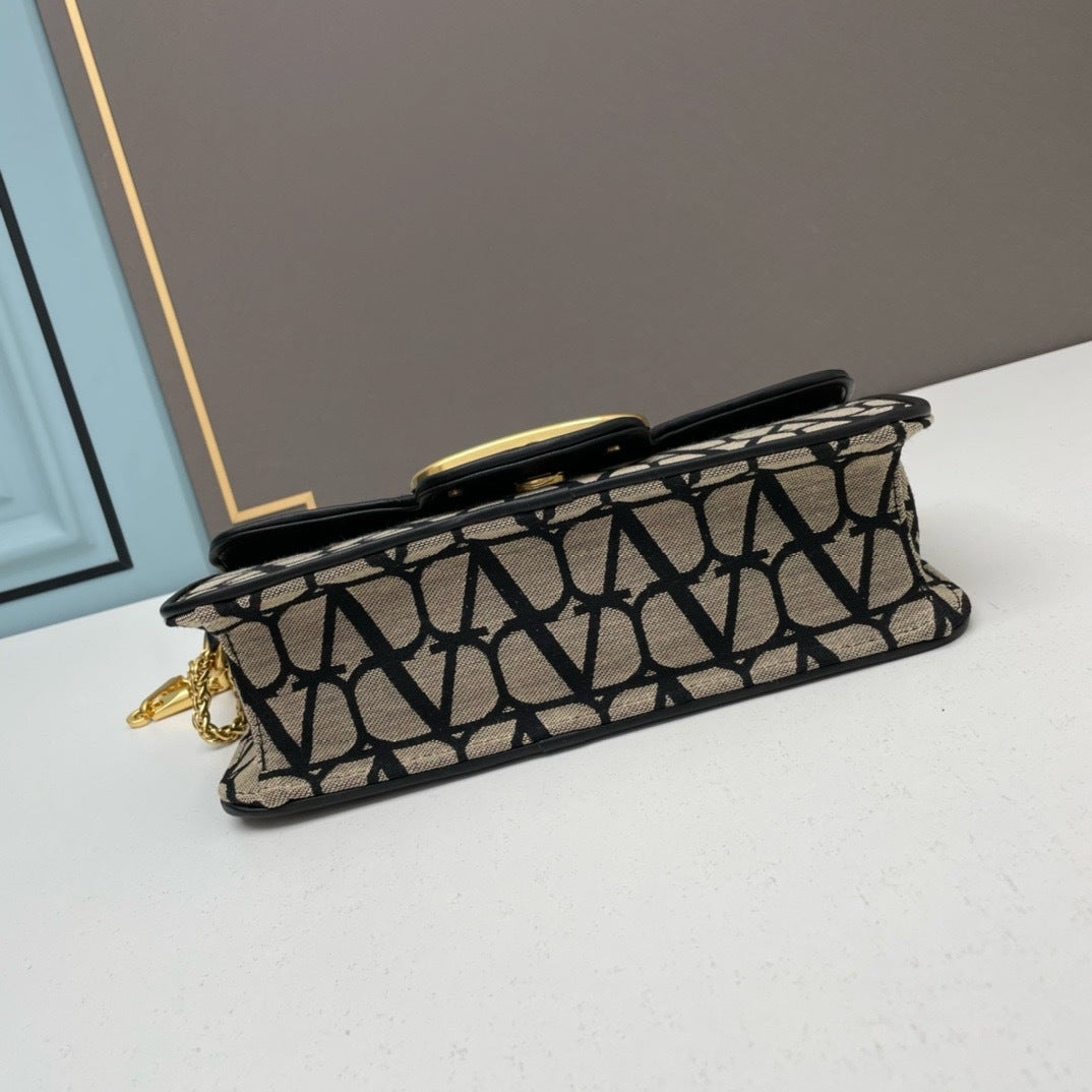 💗 V Signature Locò Calfskin Bag — Large