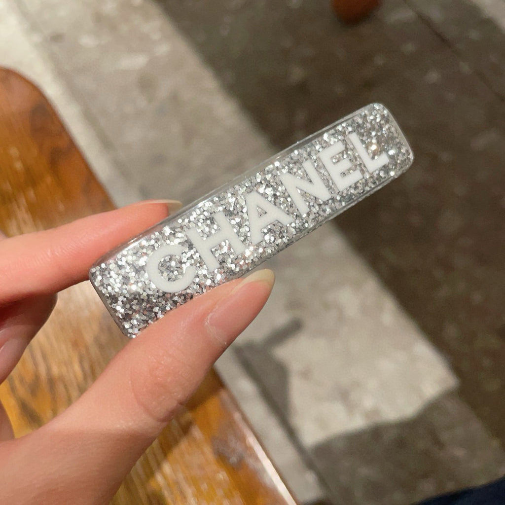 Elegant Double C Hair Clip – Timeless Accent