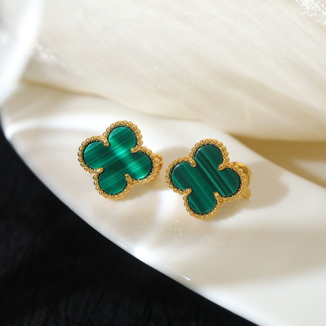 Clover Medium Stud Earrings