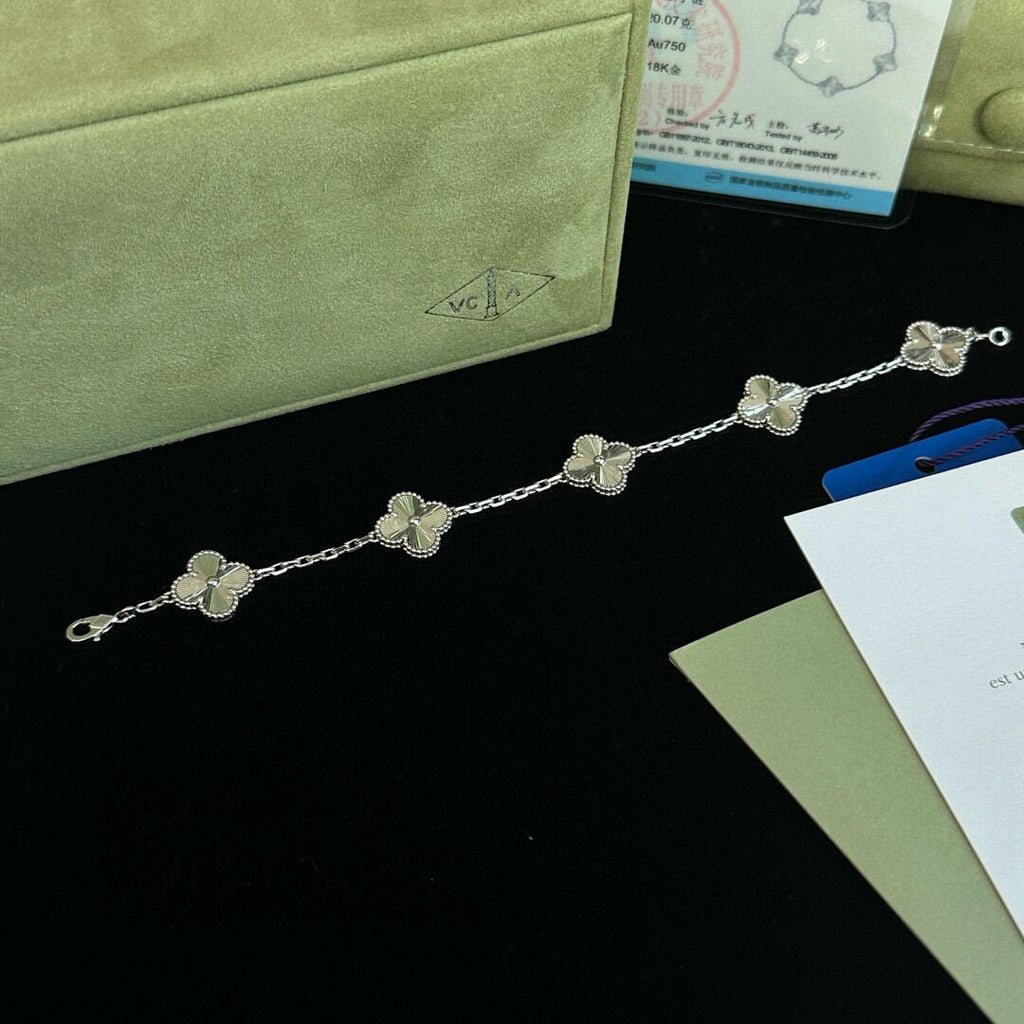 VC-Shaped Carnelian Five-Petal Bracelet