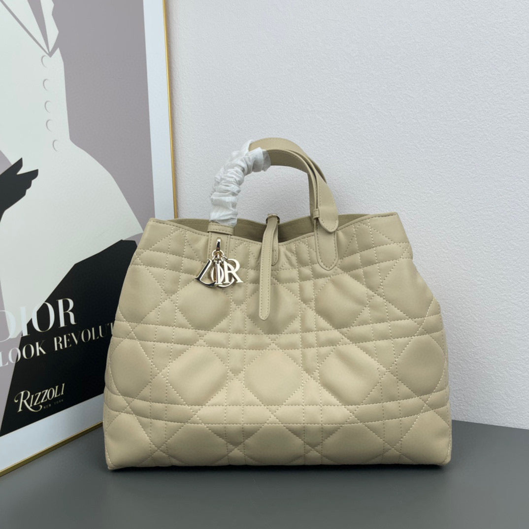 D Travel in Style with the Toujours Bag