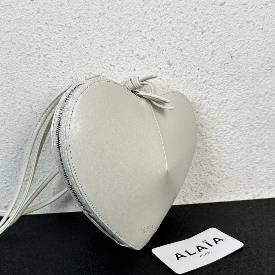 Heart-Shaped Crossbody Bag – Elegant &amp; Practical Statement Piece
