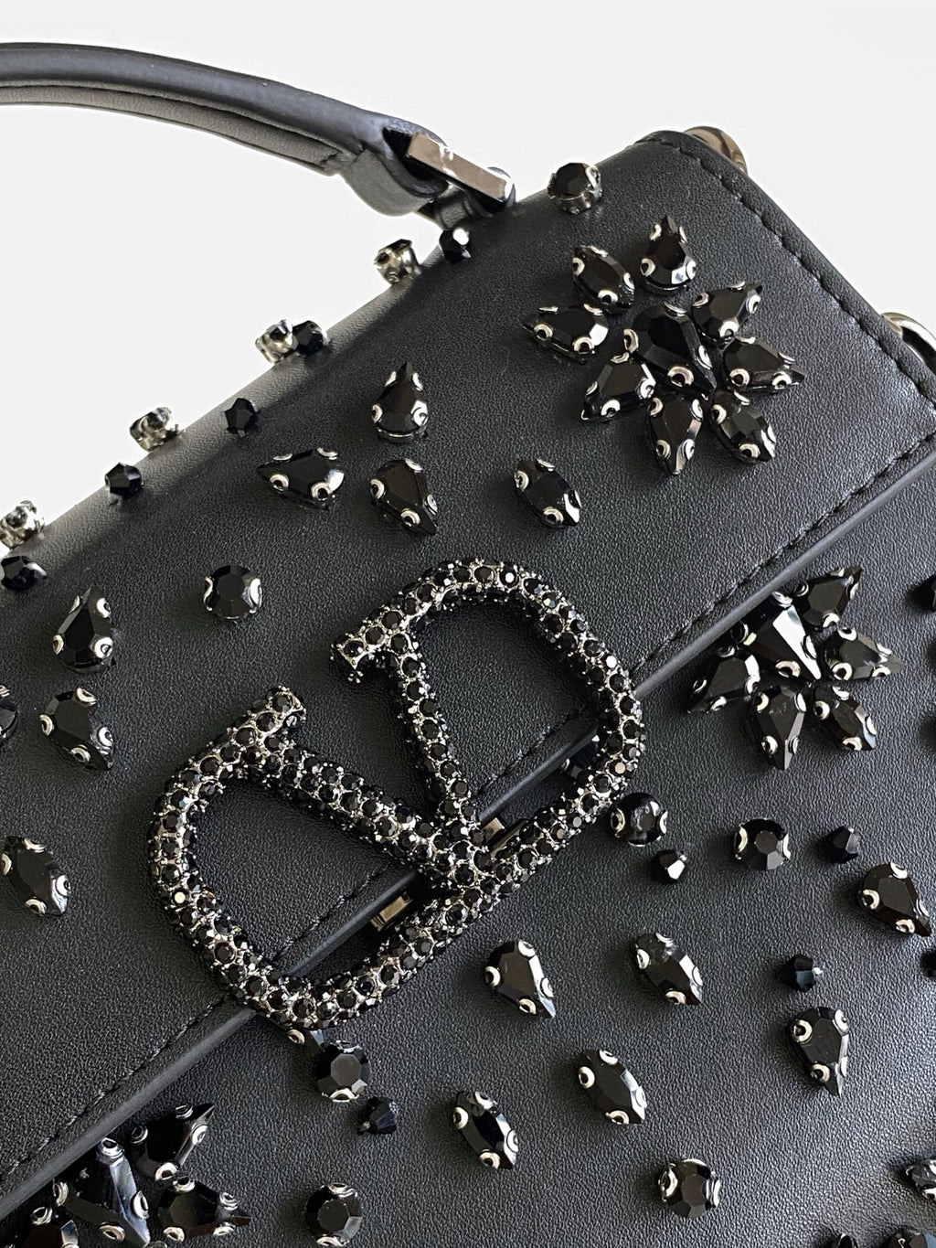 V-SLING Handcrafted Pompom Bag | 9911 MTX