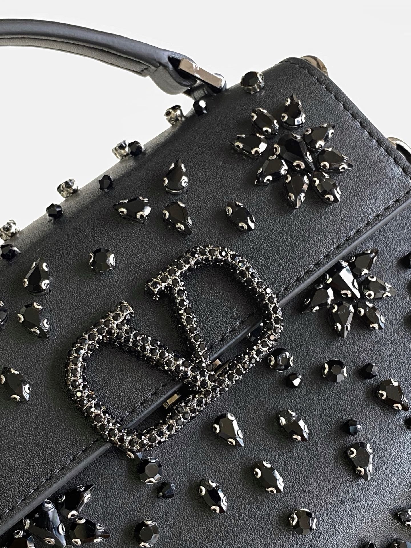 V-SLING Handcrafted Pompom Bag | 9911 MTX