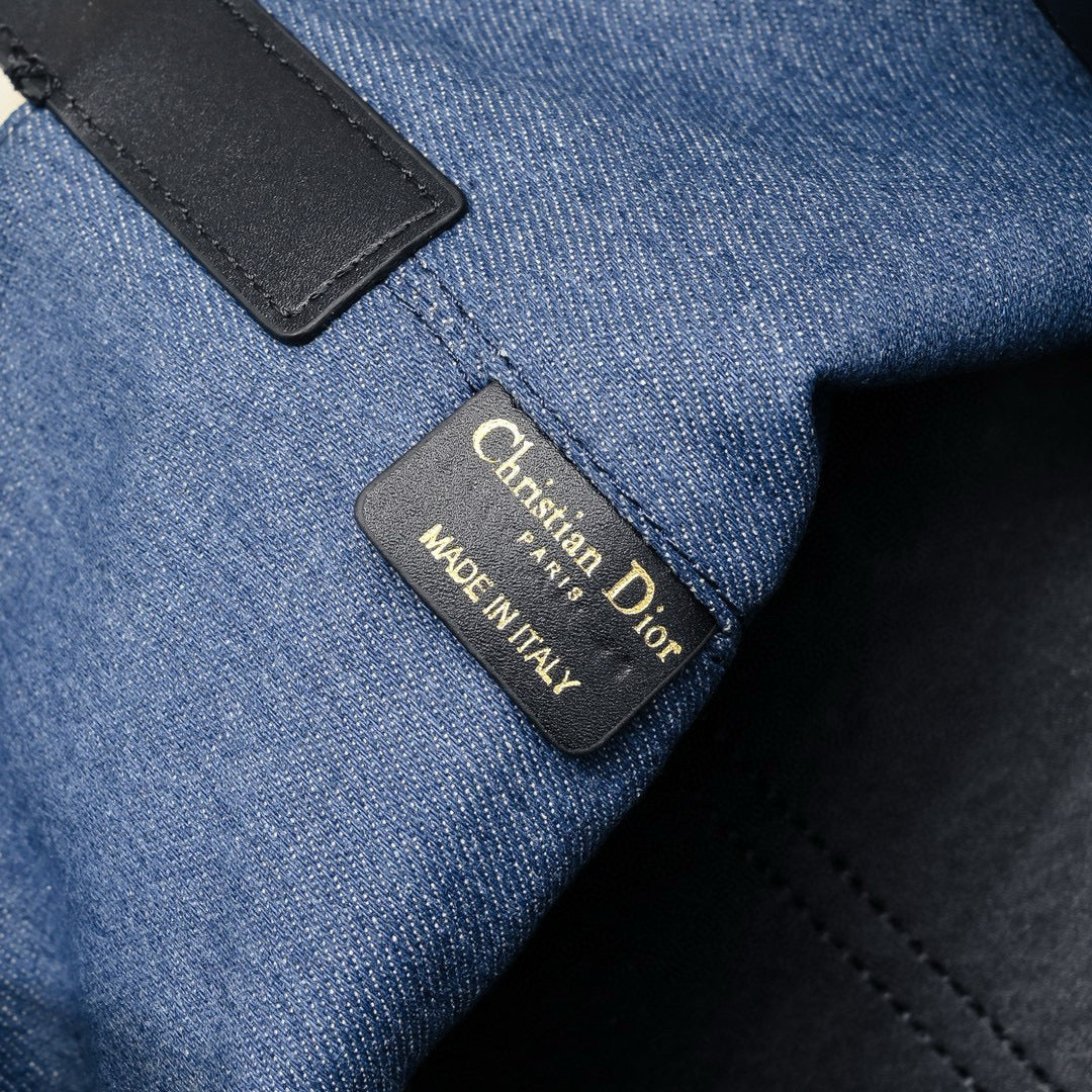 Toujours Travel Bag: Luxury Meets Functionality