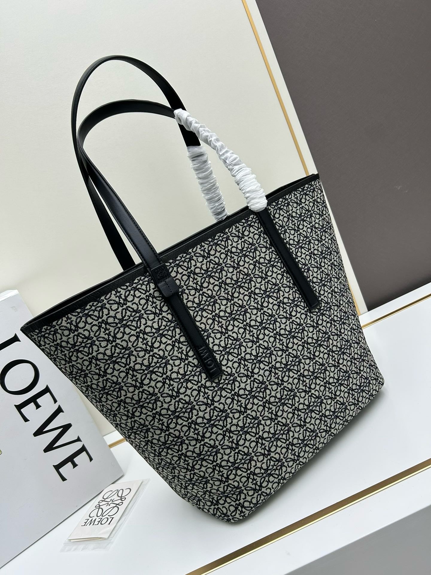 Oversized Embroidered Jacquard Tote – Everyday Carryall Bag (Premium Quality )
