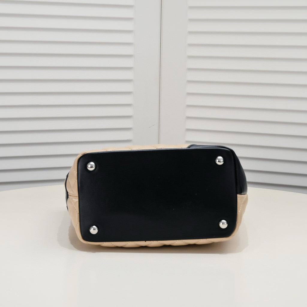 Tote Bag Cambon Line Medium: A Timeless Classic