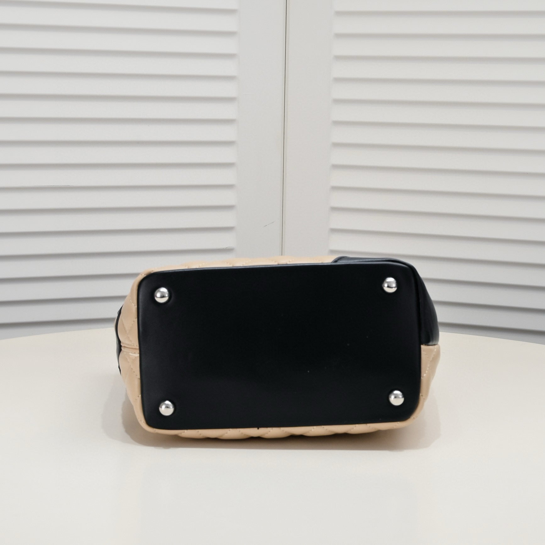 Tote Bag Cambon Line Medium: A Timeless Classic