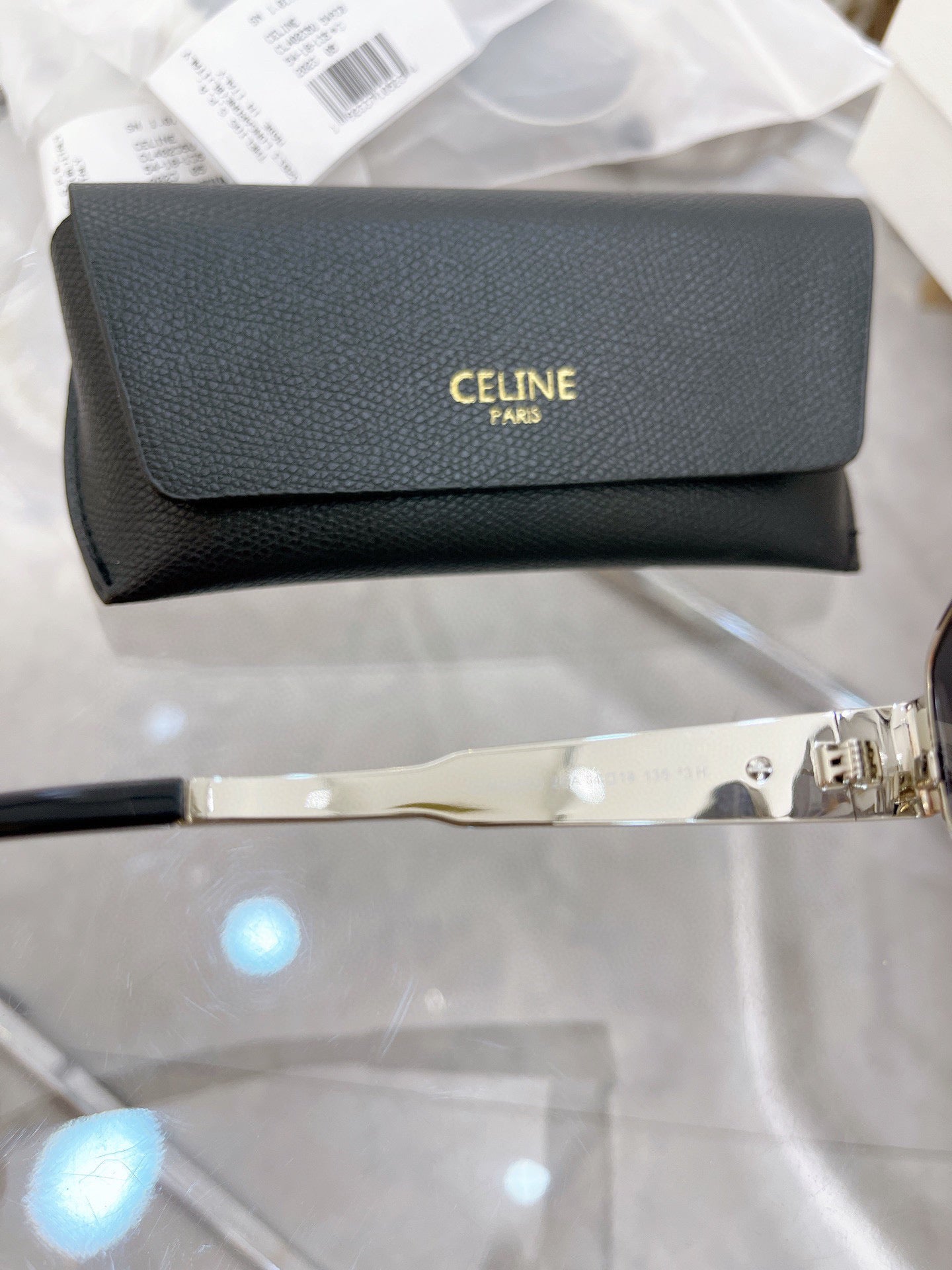 Stylish Sunglasses – Model CL40235U 🕶️