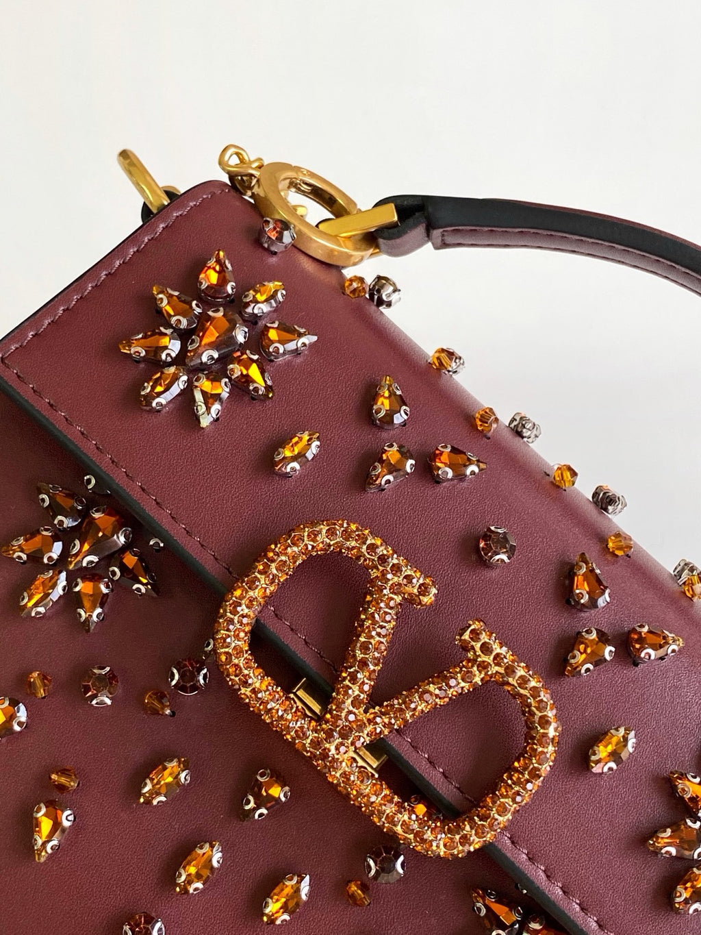 V-SLING Handcrafted Pompom Bag | 9911 MTX