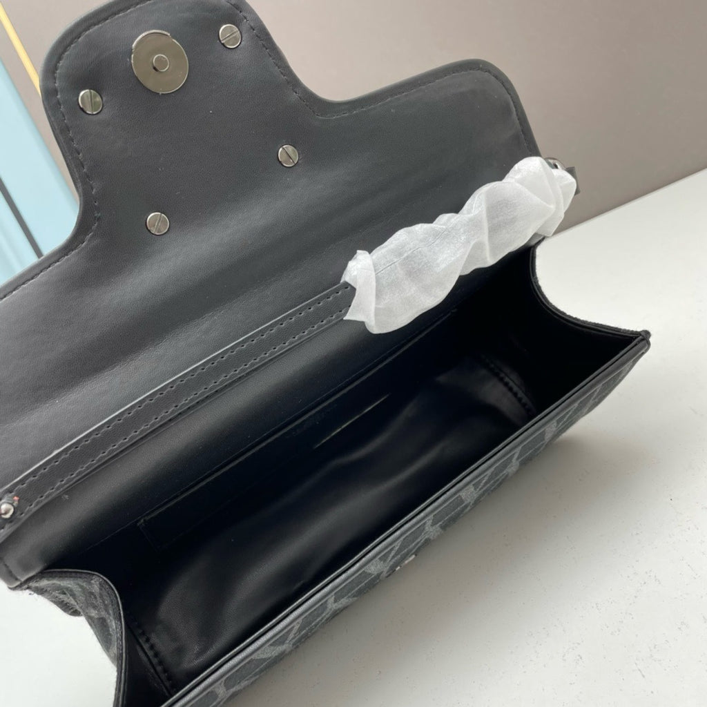 💗 V Signature Locò Calfskin Bag — Large