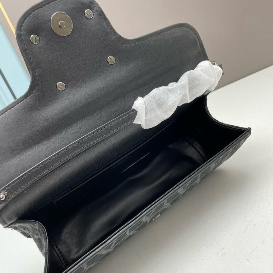 💗 V Signature Locò Calfskin Bag — Large
