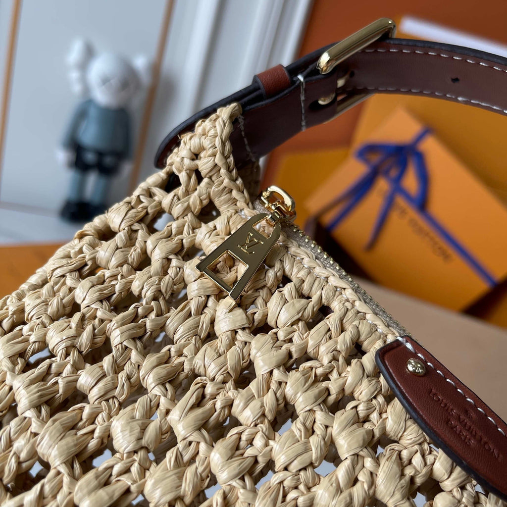 Hills Pochette — Hand-Woven Raffia Clutch Bag