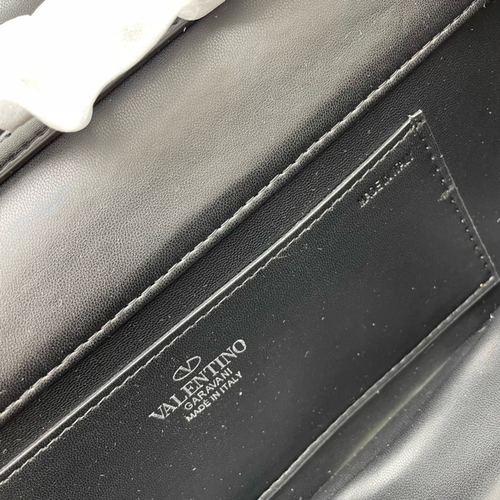 💗 V Signature Locò Calfskin Bag — Large