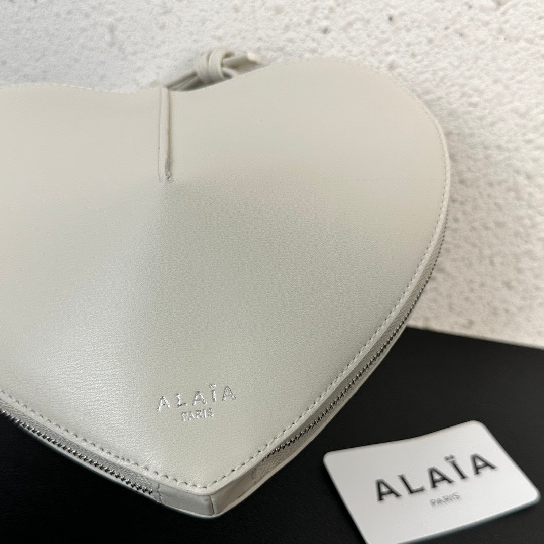 Heart-Shaped Crossbody Bag – Elegant &amp; Practical Statement Piece